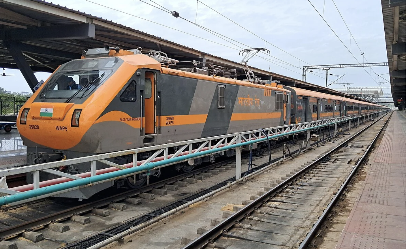 130 किमी प्रति घंटे की रफ्तार से दौड़ेगी मुंबई की पहली Amrit Bharat Train, यहां पढ़े मुख्य अपडेट्स और फीचर्स!